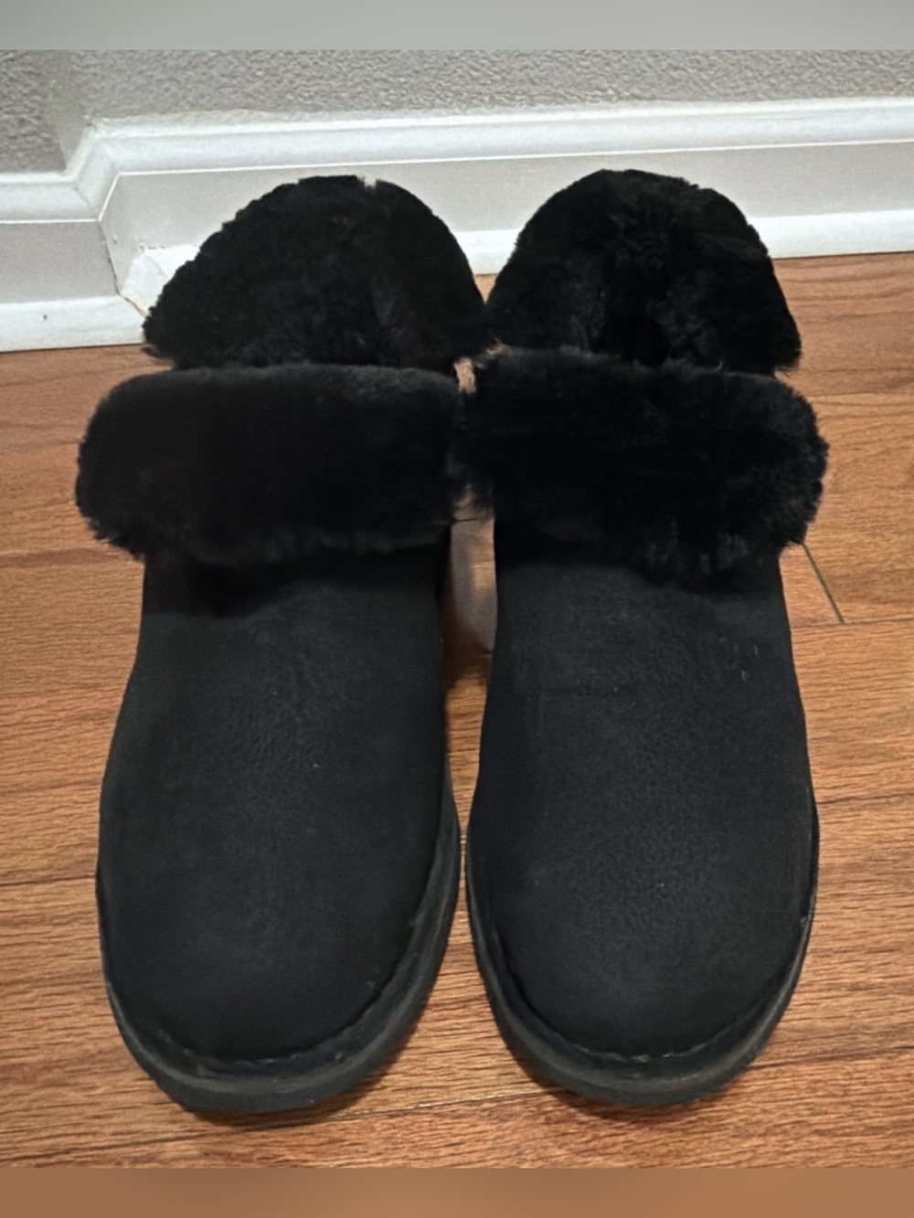 UGG Mckay Black Suede Sheepskin Ankle Boots Booties Size 8